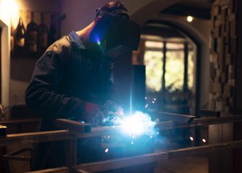 man-with-mask-welding-metal-atelier